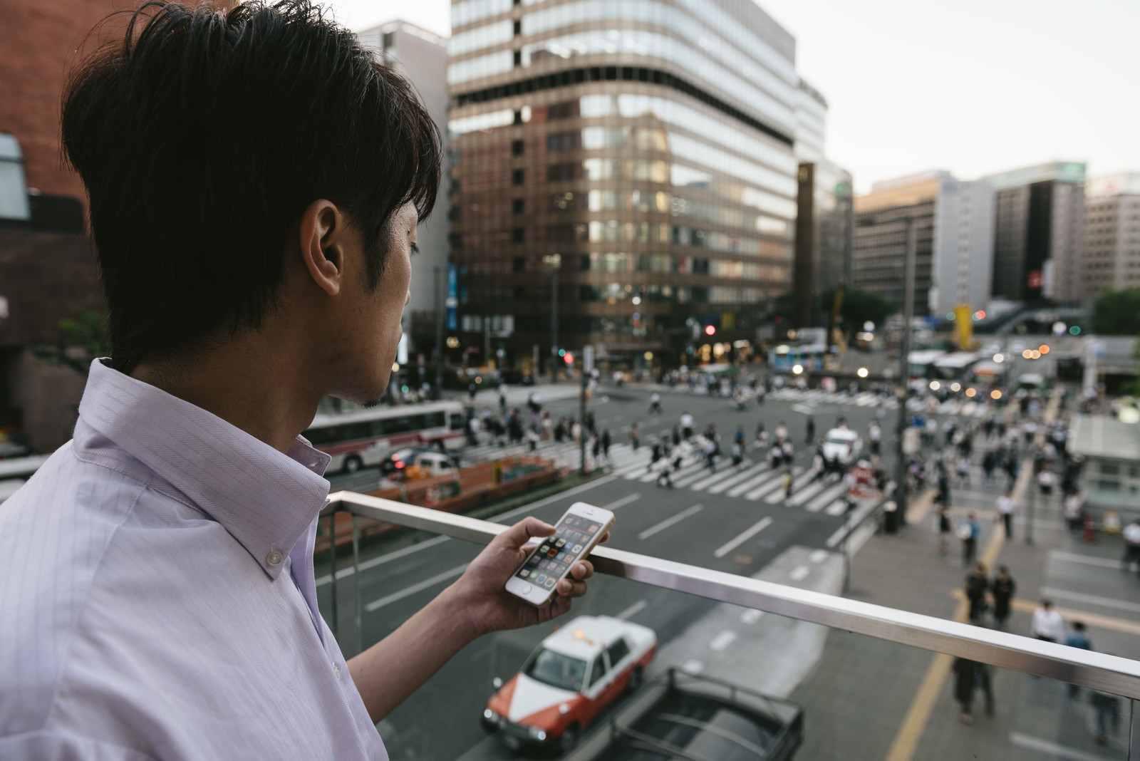 スマホをもつ男